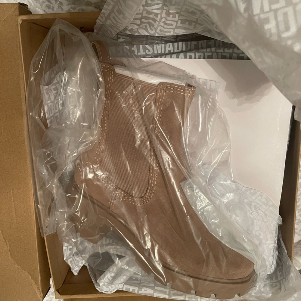NIB STEVE MADDEN Haylen Taupe Suede Booties SZ: 7.5 - Picture 3 of 4